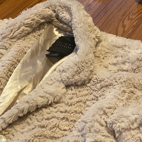 Fur jacket, on trend - Picture 6 of 6